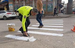 Trafik polisleri kendi yaya çizgilerini kendi çizdi