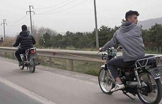 Trafikteki tehlikeli yolculuk görenleri şoke etti:...