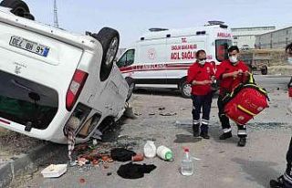 Traktör ile hafif ticari araç çarpıştı: 2 yaralı