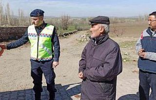 Traktör sürücülerine reflektör dağıtımı yapıldı