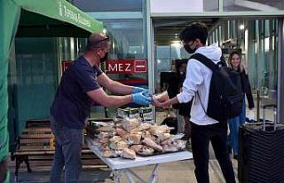 Tren yolcularına kumanya yardımı yapılıyor