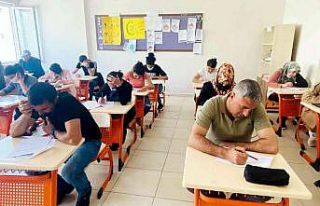 Tunceli’de kitap okuma yarışmasına katılan veliler...