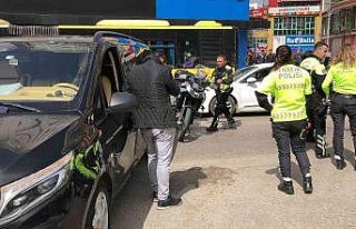 Tur minibüsüyle motosikletli trafik polisleri çarpıştı,...