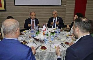 Türk Kızılay Manisa Şubesinden Yetimler Günü...