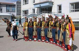 Türkiye’ye 3’uncüsü olan Halk oyunları ekibi...