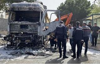 Tuzla’da hafriyat kamyonu alev alev yandı