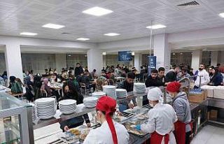 Üniversite öğrencileri iftar sofralarında buluşuyor
