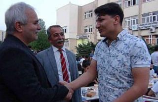 Üniversite öğrencileri yüksekokul bahçesine iftar...