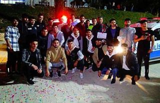 Üniversite öğrencilerinden polislere çiçekli...