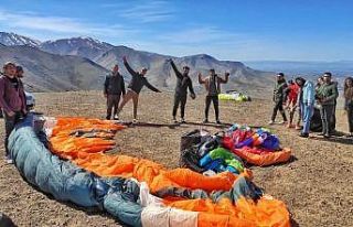 Üniversite öğrencilerinin yamaç paraşütü heyecanı