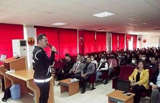 Üniversiteli öğrenciler uyuşturucuya karşı bilgilendirildi