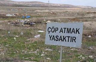 Uyarı tabelasına aldırmadan çöplüğe çevirdiler