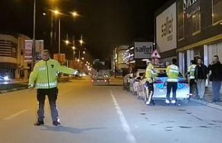 Uygulama yapan polis ekiplerine vatandaştan şaşırtan...