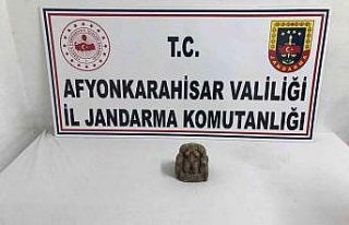 Üzerinde tarihi eser niteliği taşıyan heykelle...