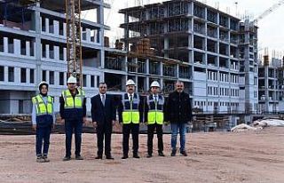Vali Aksoy Aydın Şehir Hastanesi alanında incelemelerde...