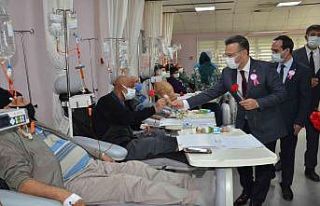 Vali Aksoy, onkoloji hastalarını ziyaret etti