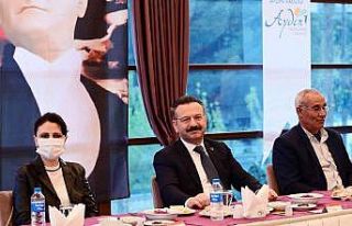 Vali Aksoy yetim çocukları ağırladı