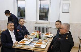 Vali Atay iftarını askerlerle birlikte yaptı