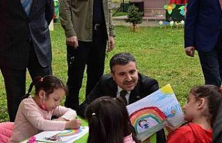 Vali Atay, minik öğrencilerle resim yaptı