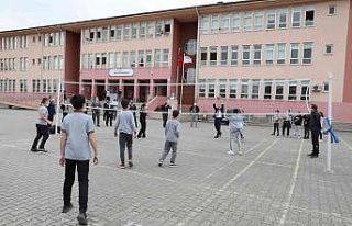 Vali Atay öğrencilerle top oynadı