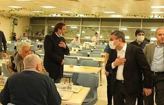 Vali Atay sağlıkçılarla iftar yaptı