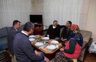 Vali Atay, şehit ailesiyle iftar yemeğinde bir araya...