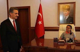 Vali Baruş, koltuğunu 4’inci sınıf öğrencisi...