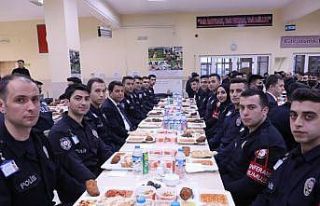 Vali Çağatay, polis adaylarıyla iftar yaptı