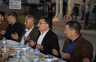 Vali Çiçek iftarını öğrenciler ile yaptı