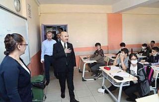 Vali Demirtaş, sınava giren öğrencilerle bir araya...