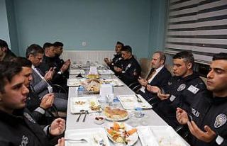 Vali Epcim, iftarını polis adaylarıyla açtı