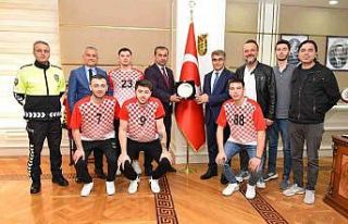 Vali Gürel, Süper Lig’e yükselen hentbol takımını...