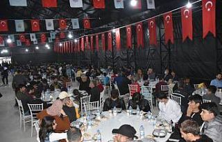 Vali Hacıbektaşoğlu, çadırda vatandaşlarla birlikte...
