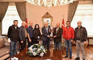 Vali Karadeniz, şampiyon Sağır Spor Derneği’ni...
