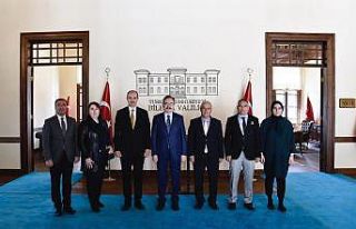 Vali Kızılkaya, İl Müdürü Bircan’ı ve yanındaki...