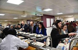 Vali Kızılkaya öğrencilerle birlikte iftar yaptı