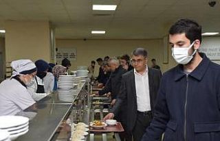 Vali KYK yurdunda kalan öğrencilerle iftar yaptı