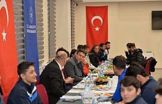 Vali Memiş, sporcularla iftar açtı