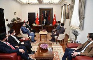 Vali Seymenoğlu Isparta Barosu Yönetim Kurulu üyeleriyle...