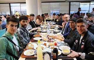 Vali Soytürk ile Rektör Karacoşkun öğrenciler...