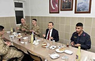 Vali Taşbilek, orucunu Mehmetçikle açtı