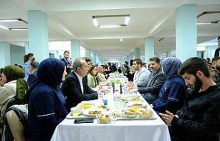 Vali ve rektör orucunu öğrencilerle birlikte açtı