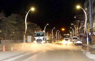 Van Büyükşehir’den gece boyu temizlik mesaisi