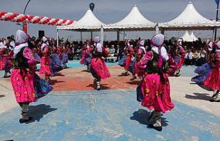 Van Gölü kıyısında ’23 Nisan’ coşkusu