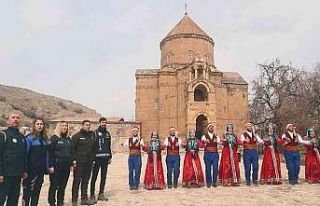 Van polisi görev yaptığı şehri türkülerle tanıttı