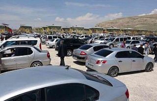 Van’da Ramazan Bayramı öncesi açık oto pazarında...