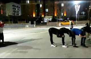 Vanlı gençler iftar sonrası uzun eşek oyunu oynadı