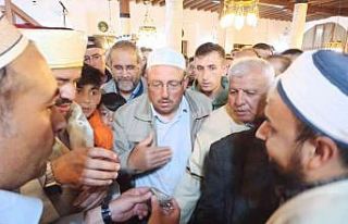 Vatandaşlar sakal-ı şerif görmek için bir birleriyle...