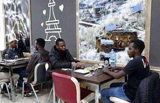 Vatanlarından on binlerce kilometre uzakta iftar...