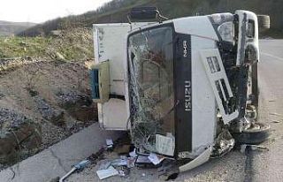 Virajı alamayan kamyonet devrildi, 2 kişi yaralandı